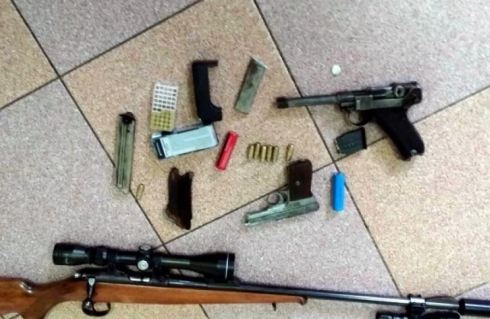 {Policjanci z olsztyńskiego zarządu CBŚP zatrzymali dwóch mężczyzn, u których znaleźli broń, amunicję i materiały wybuchowe.}